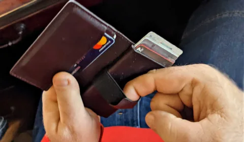 Ekster Wallet Review: A Guy’s Pros & Cons Of The Ekster Parliament Wallet (A Thin, Smart Wallet With GPS Tracker)