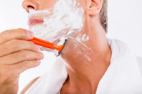 shaving-with-mens-disposable-razors
