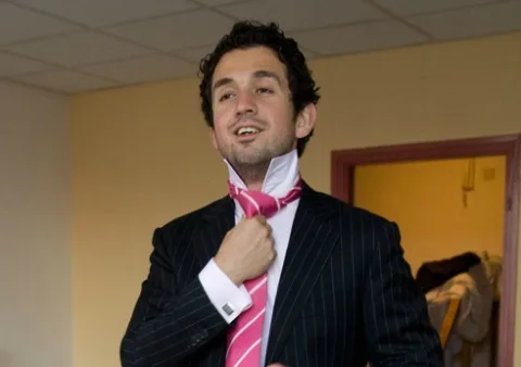 wear a pink tie to formal events